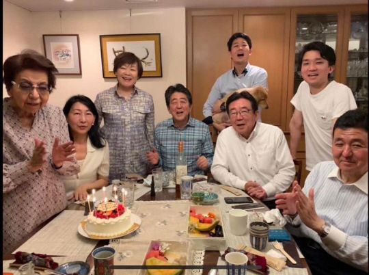 아베 신조(安倍晋三·가운데) 전 일본 총리가 지난 6월 14일 어머니 기시 요코(岸陽子·왼쪽 첫 번째) 여사의 94번째 생일을 맞이해 부인 아키에(昭惠) 여사(왼쪽 세번째), 큰형 아베 히로노부(安倍寬信·오른쪽 세번째), 막내동생 기시 노부오(岸信夫·오른쪽 첫번째) 방위상 등 가족과 모여 기념 사진 촬영을 하고 있다. [아베 신조 페이스북 캡처]
