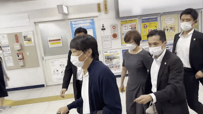 아베 신조(安倍晋三·67) 전 일본 총리의 부인 아베 아키에(安倍昭惠) 여사가 피습 사건이 발생한 나라(奈良)시로 경호를 받으며 이동하고 있다. [유튜브 'AFP News Agency' 채널 캡처]