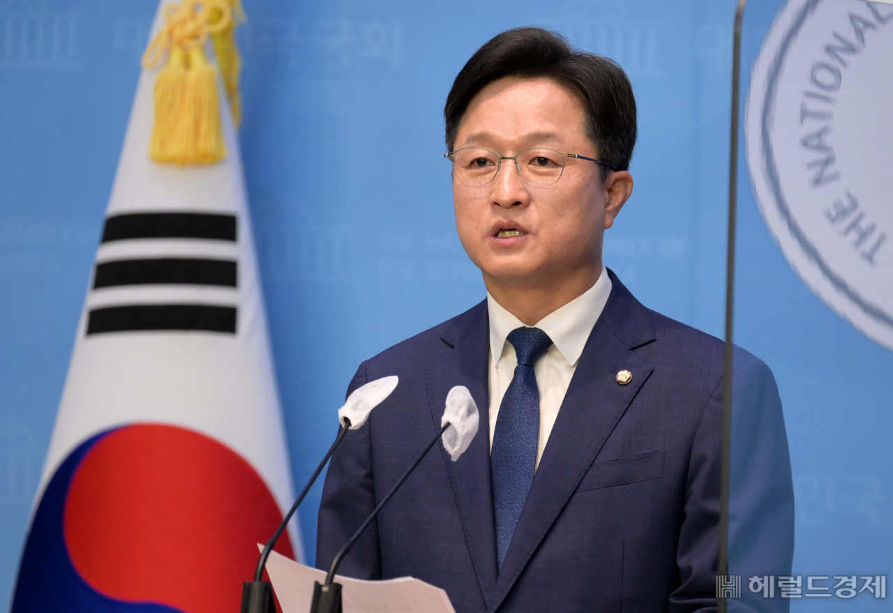 더불어민주당 강병원 의원이 29일 오후 서울 여의도 국회 소통관에서 당대표 출마 기자회견을 하고 있다. [이상섭 기자]