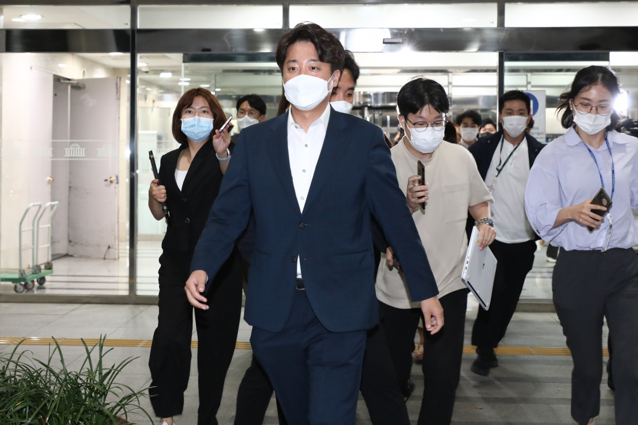 중앙윤리위원회에 출석해 '성 상납 증거인멸 교사' 의혹에 대해 소명한 국민의힘 이준석 대표가 8일 국회를 나서고 있다. [연합]