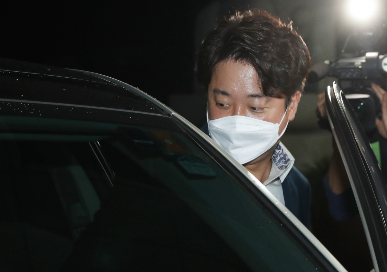 국민의힘 이준석 대표가 8일 국회 당 대회의실에서 열린 중앙윤리위원회의에 출석, '성 상납 증거인멸 교사' 의혹에 대해 소명한 뒤 나서고 있다. [연합]