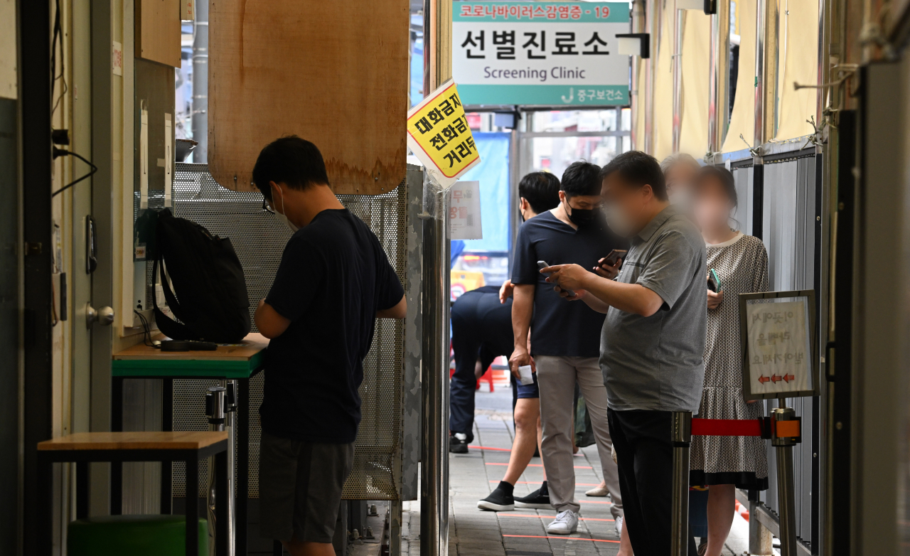코로나19 확진자가 다시 증가세를 보이는 가운데 지난 6일 서울 중구 중구보건소 내 선별진료소에서 시민들이 검사받기 위해 대기하고 있다. [임세준 기자]
