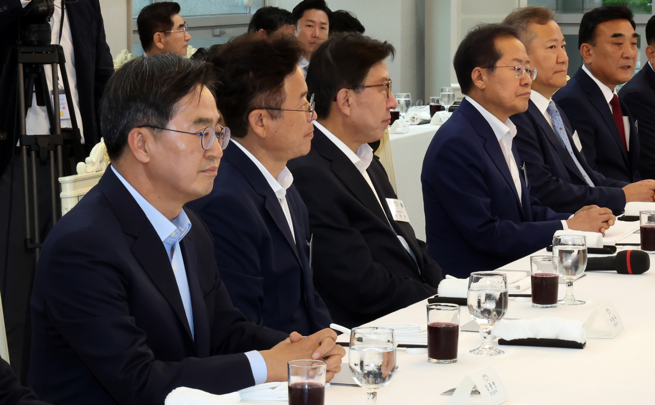 8일 오후 서울 용산 대통령실 청사에서 열린 제1차 민선 8기 시·도지사 간담회에서 참석자들이 윤석열 대통령의 발언을 듣고 있다. 왼쪽부터 김동연 경기도지사, 이철우 경북지사, 박형준 부산시장, 홍준표 대구시장, 이상민 행안부 장관, 김두겸 울산시장. [연합]