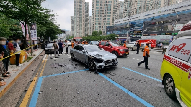 60대 벤츠 운전자 車3대 '쾅'…초등생까지 덮쳤다