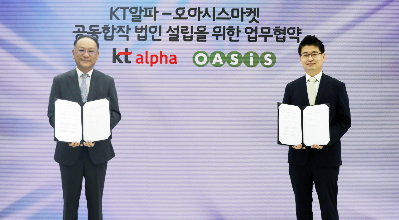 KT알파는 지난 8일 이사회를 통해 새벽배송 전문기업인 오아시스마켓과 공동합작법인 ‘오아시스알파(가칭)’ 설립을 결의하고, 온에어 딜리버리 신사업 추진을 위한 업무협약을 체결했다. 조성수 KT알파 경영기획총괄 전무(왼쪽)와 안준형 오아시스마켓 대표가 기념사진을 촬영하는 모습.[KT알파 제공]