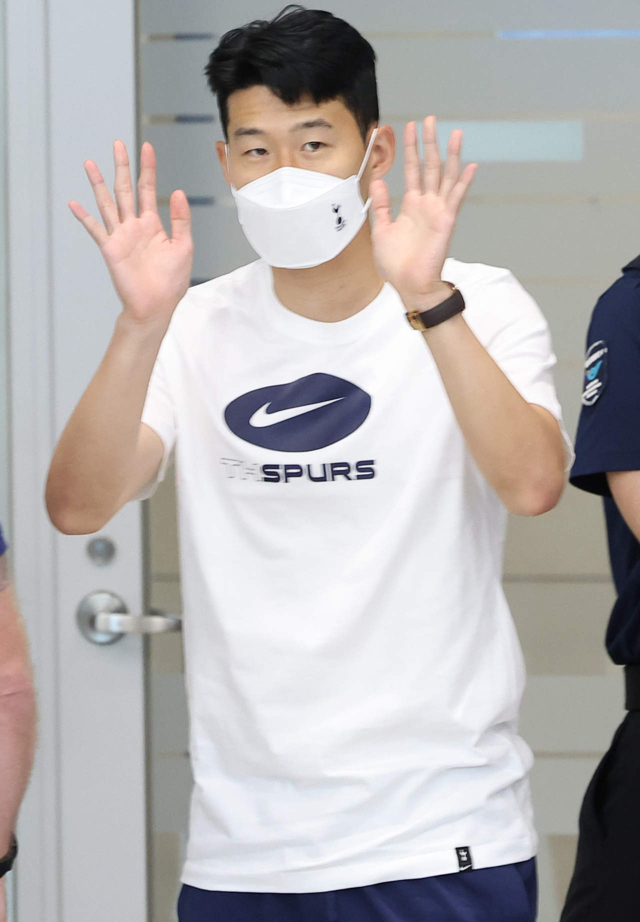 프리 시즌 투어를 위해 입국하는 토트넘 동료들을 마중 나온 손흥민이 10일 오후 인천국제공항 제2터미널 입국장에서 팬들을 향해 손을 흔들고 있다. [연합]