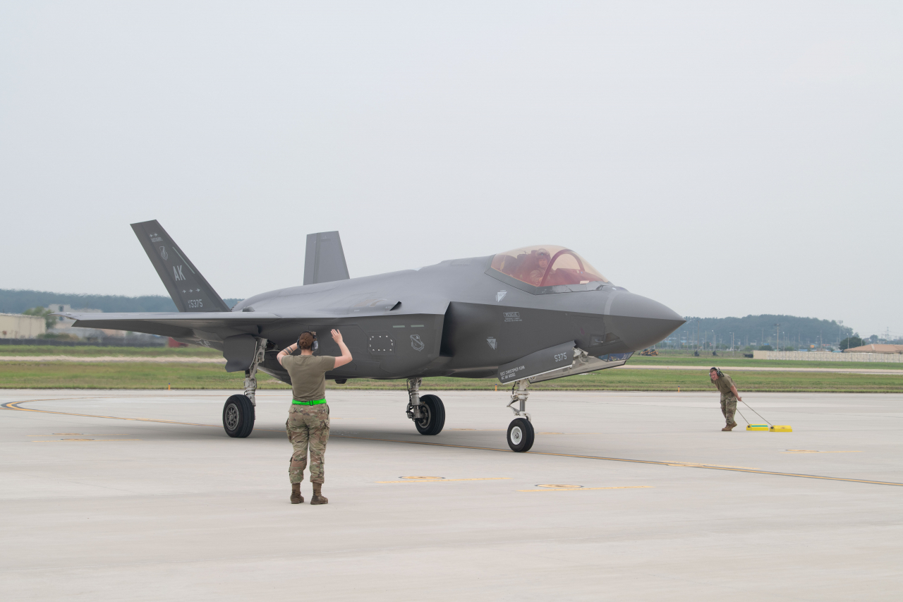 국방부는 5일 미국 알래스카 주 아일슨 기지 소속 5세대 전투기 F-35A 6대가 한반도에 들어왔다고 밝혔다. 미 공군 F-35A 전투기는 전북 군산의 미국 공군기지에 열흘간 배치돼 우리 공군과 연합훈련을 할 예정이다. [연합]