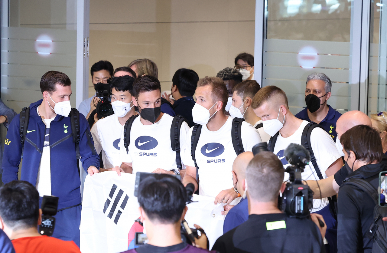 잉글랜드 프리미어리그 토트넘 선수단이 10일 오후 프리 시즌 투어를 위해 인천국제공항 제2터미널을 통해 입국, 마중 나온 손흥민 선수와 함께 기념 촬영하고 있다. [연합]