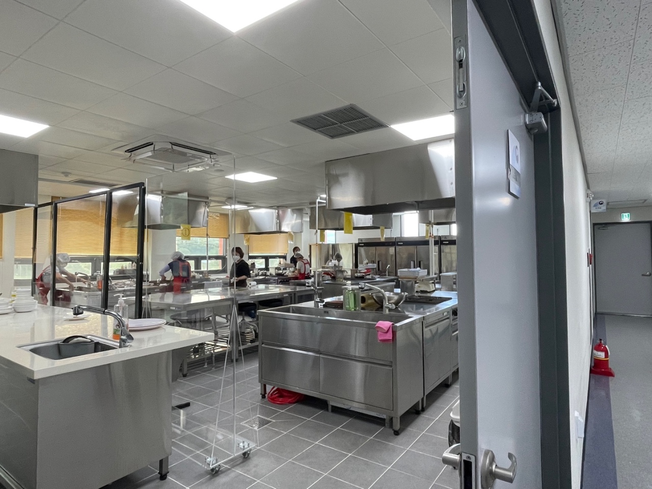 North Korean defectors take a professional Korean cooking class to get an accredited chef license at the vocational training center established within the Hanawon compound in Anseong, Gyeonggi Province. (Ji Da-gyum/The Korea Herald)