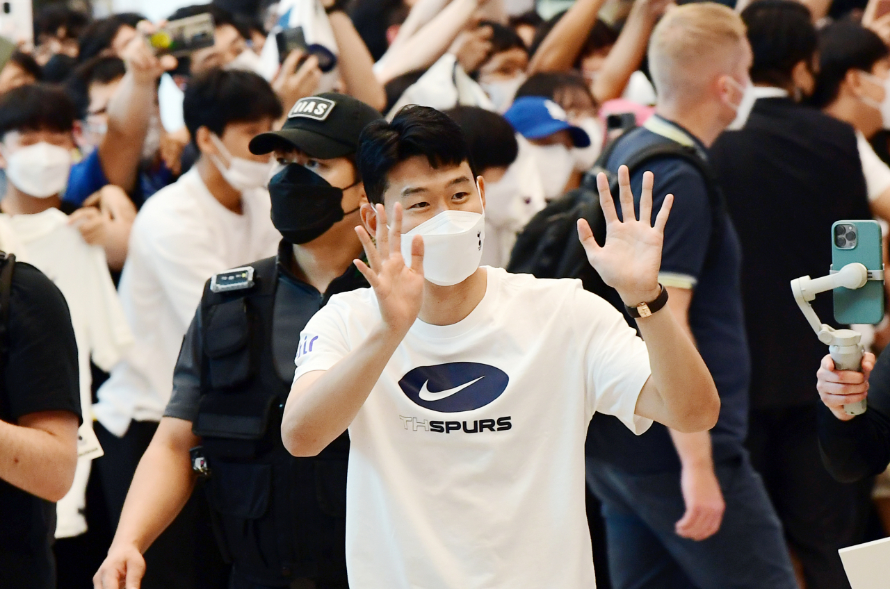 토트넘 손흥민이 10일 오후 인천국제공항 제2여객터미널을 통해 입국하는 토트넘 동료들을 마중하기 위해 공항 입국장에 나와 팬들을 향해 인사하고 있다. [연합]