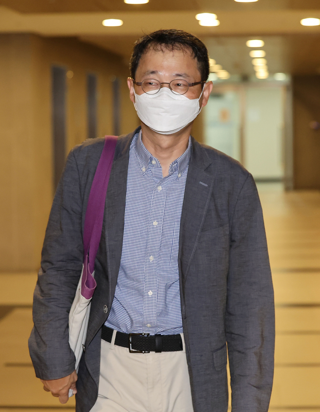 송옥렬 공정거래위원장 후보자가 10일 자진 사퇴 의사를 밝혔다. 송 후보자는 이날 공정거래위원회 인사청문회 준비단을 통해 "큰 공직을 맡아 국민의 기대에 부응할 수 있을 것인지에 대해서 확신이 서지 않는다"며 "교직에만 매진하겠다"고 밝혔다. 사진은 지난 6일 인사청문회 준비 사무실이 마련된 서울 중구 한국공정거래조정원에 출근하고 있는 모습. [연합]