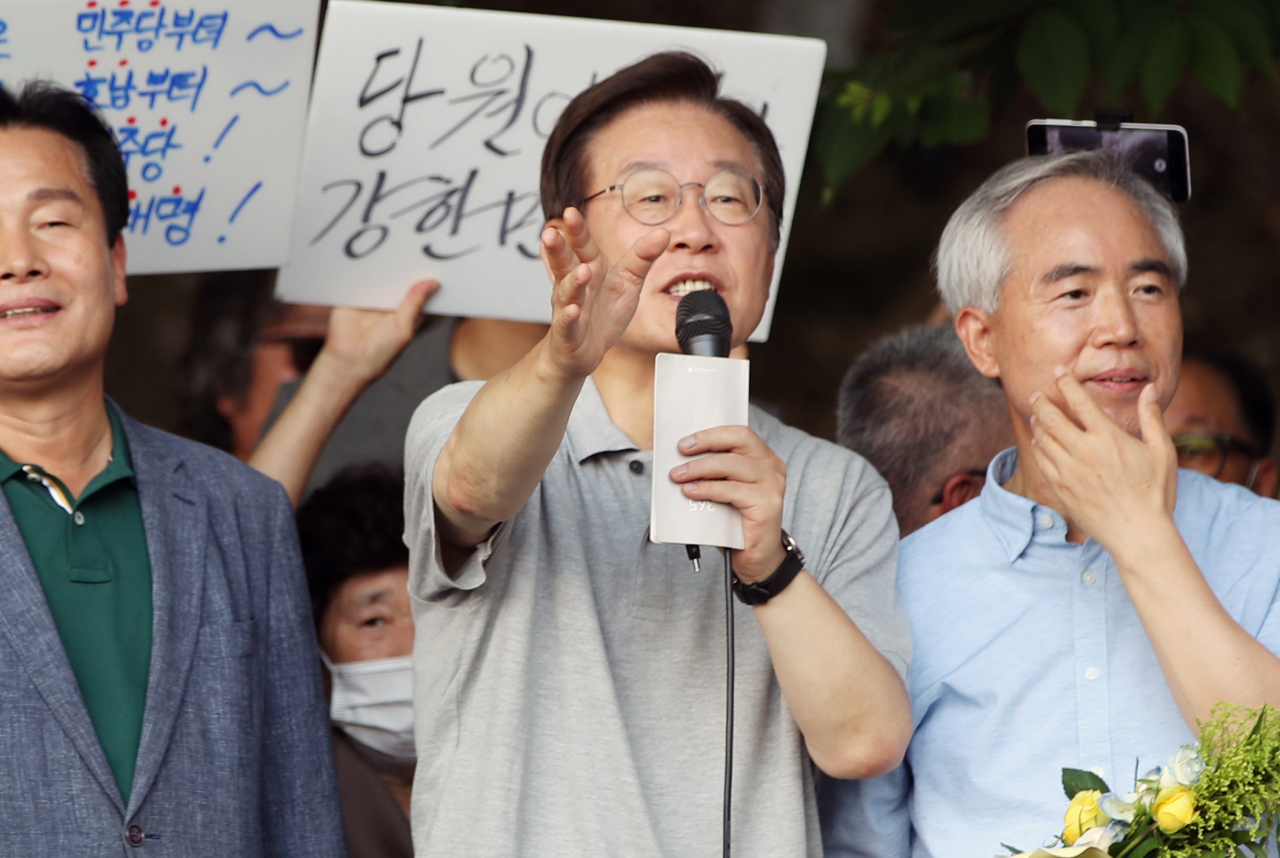 10일 오후 광주 서구 5·18 기념공원에서 열린 '이재명과 위로 걸음' 행사에서 더불어민주당 이재명 상임고문이 발언하고 있다. 연합뉴스