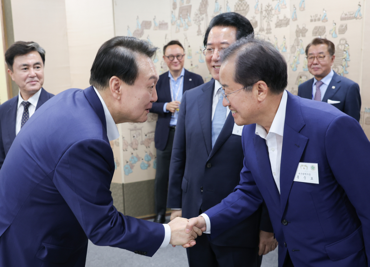윤석열 대통령과 홍준표 대구시장이 지난 8일 용산 대통령실 누리홀에서 열린 제1차 민선 8기 시도지사 간담회에서 악수를 하고 있다.[대구시 제공]