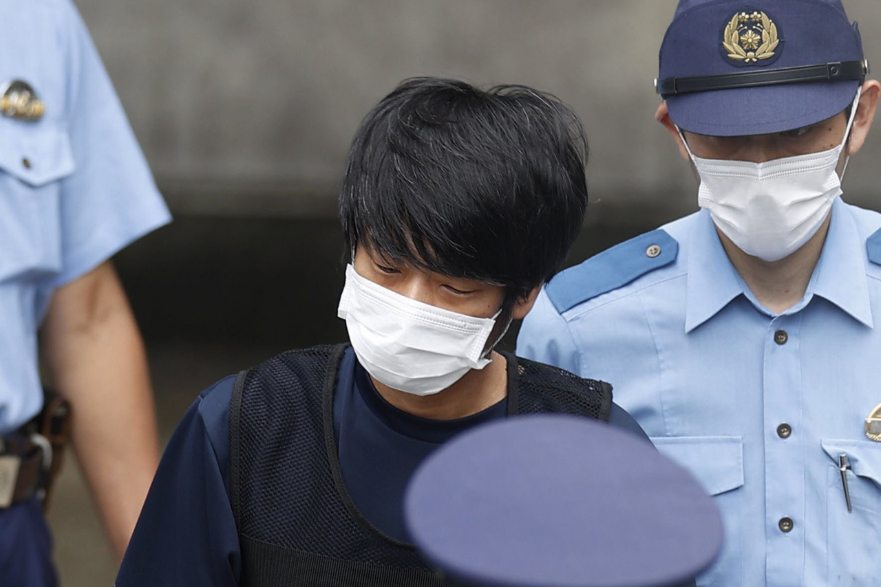 선거 유세 중이던 아베 신조 전 일본 총리를 총으로 쏴 살해한 야마가미 데쓰야(41)가 지난 10일 일본 나라현 서부경찰서에서 검찰로 송치되고 있다. [연합]
