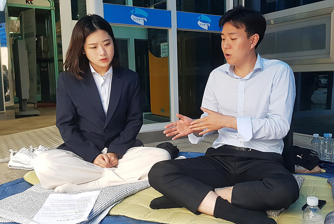 박지현 더불어민주당 전 비대위원장이 7일 오후 경기 의정부시의회에서 이틀째 단식농성 중인 같은 당 정진호 시의원을 찾아 격려하고 있다. [연합]