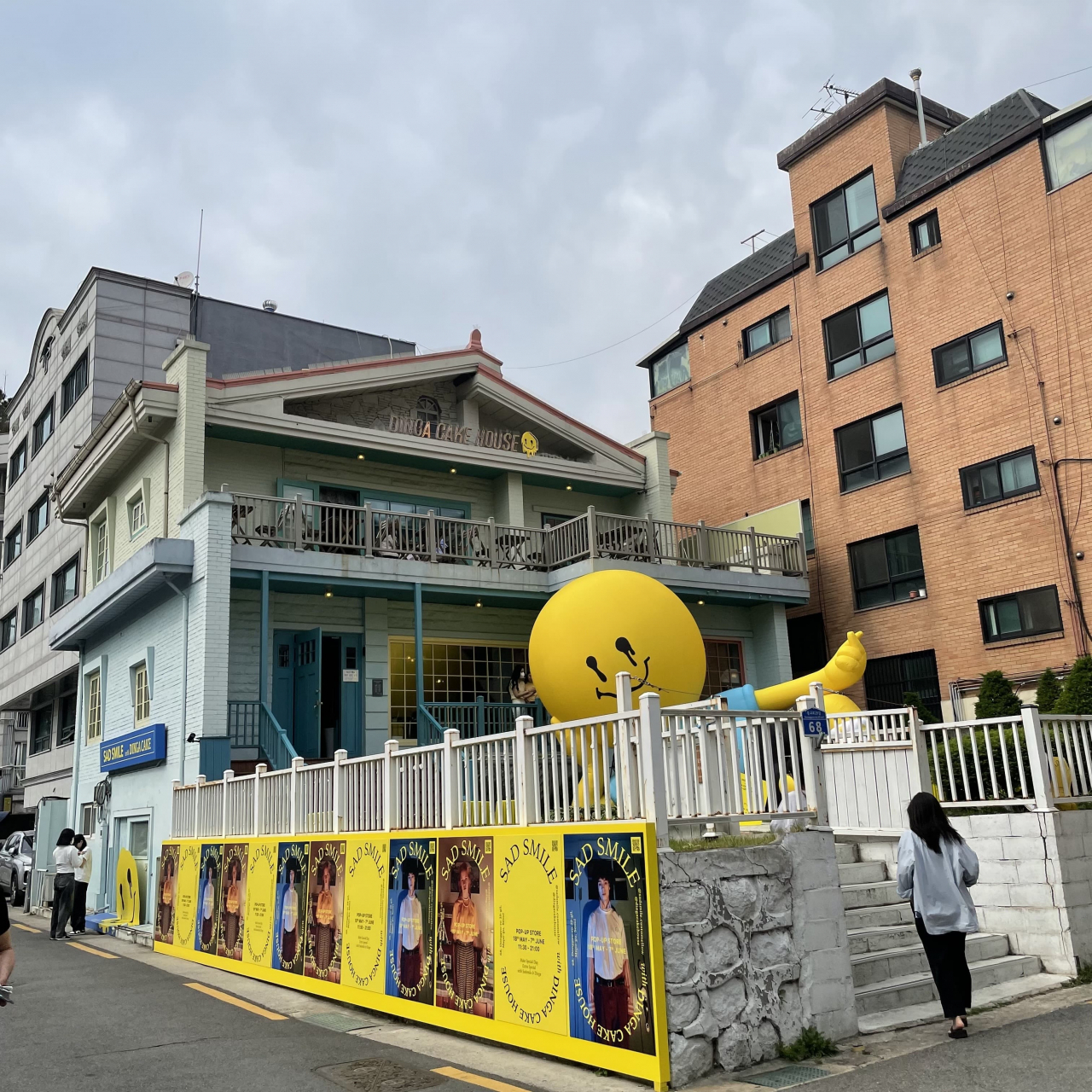 새드스마일x딩가케이크 팝업 행사가 열린 딩가케이크 카페.[롯데백화점 제공]