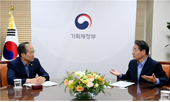유정복 인천광역시장〈우측〉은 주말인 지난 9일 추경호 경제부총리와 면담하고 있다.〈인천시 제공〉