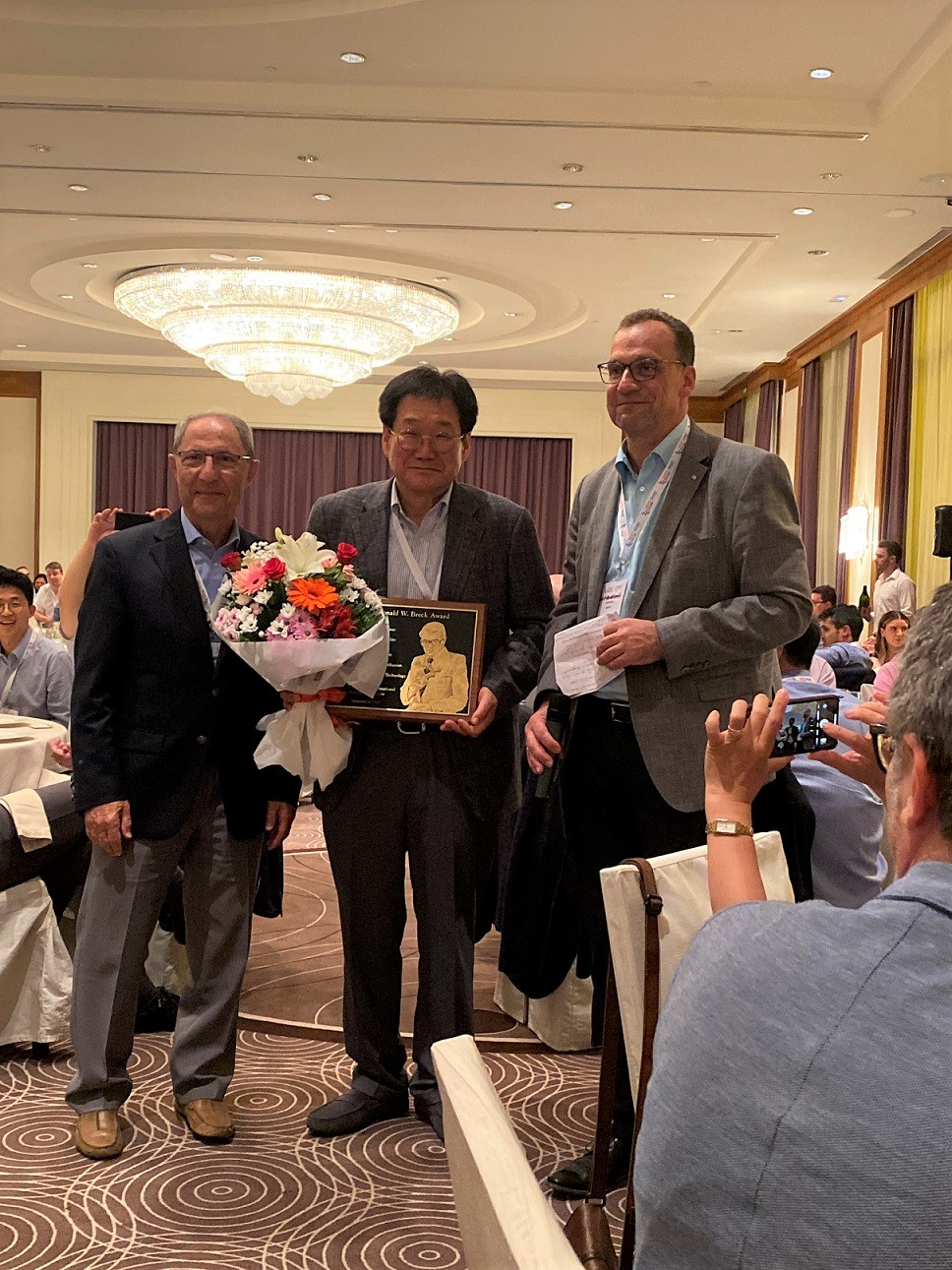 홍석봉 교수가 스페인 발렌시아에서 열린 제20차 국제제올라이트학술대회에서 브렉상(Breck Award)을 수상하고 있다.[포스텍 제공]
