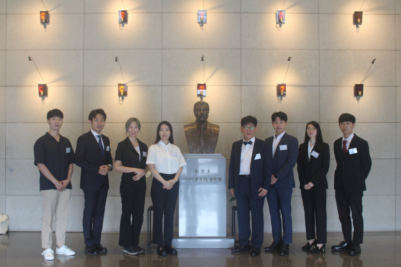 지난 8일 서울 종로구 흥국생명빌딩에서 이우진(오른쪽에서 네번째) 일주학술문화재단 이사장과 제 30기 해외박사 장학생들이 일주 이임용 회장 동상 앞에서 기념촬영을 하고 있다. [태광산업 제공]