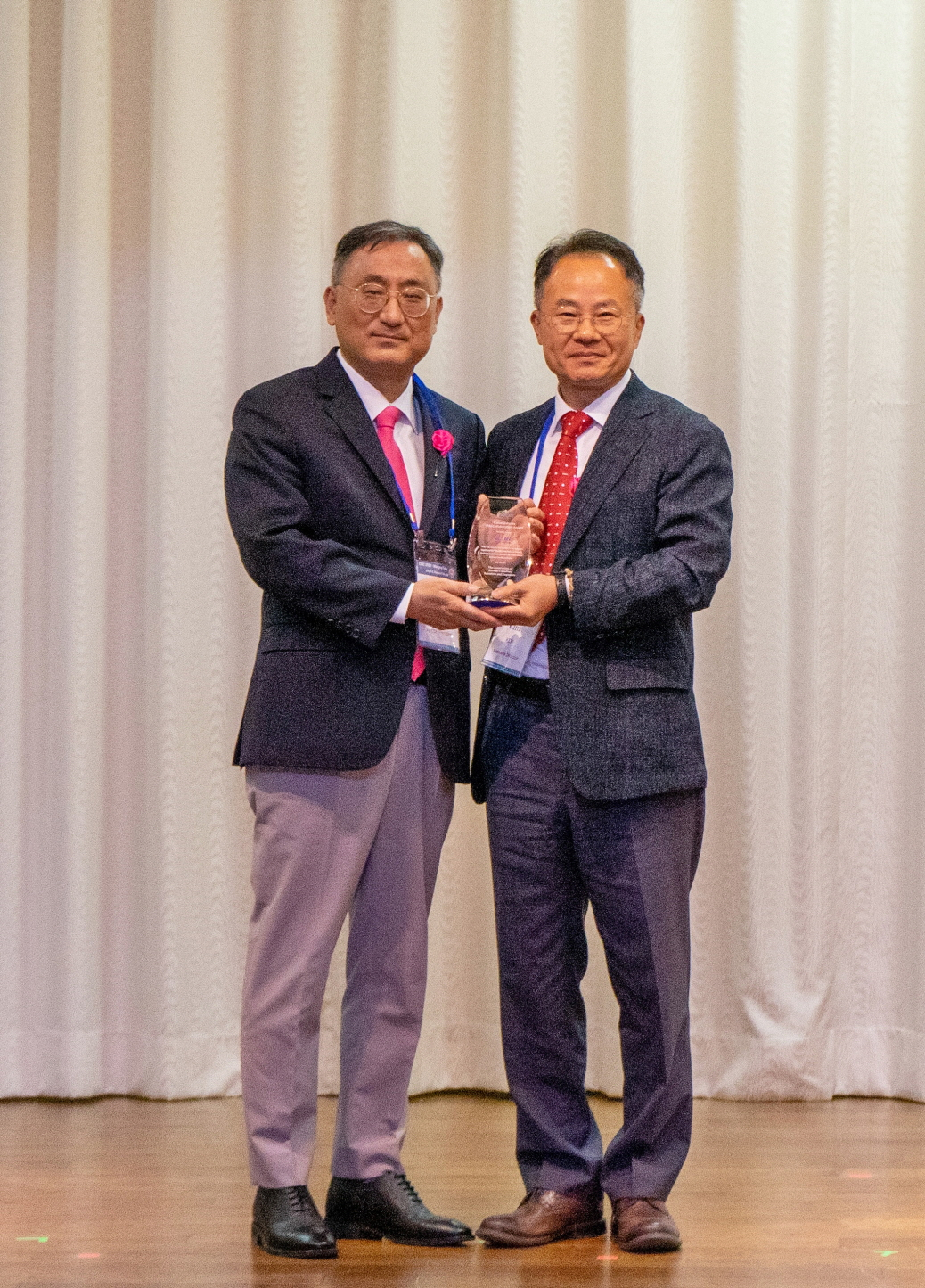 김일용(왼쪽) AKCSE 회장이 김종욱 전기연구원 전략정책본부장에게 '제1회 콜라보레이션 어워드' 상을 수여하고 있다.[한국전기연구원 제공]