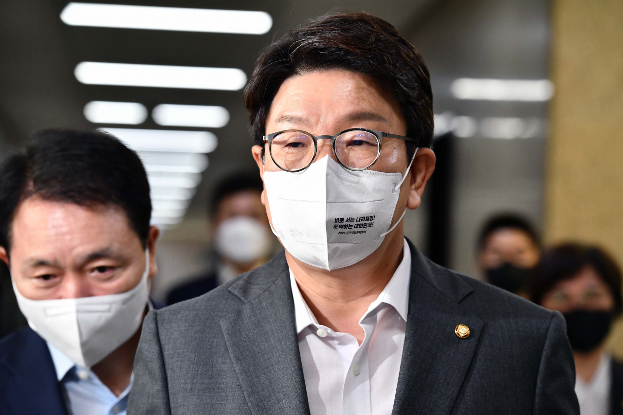 국민의힘 권성동 원내대표가 11일 오전 국회에서 열린 최고위원회의에 참석하고 있다. [연합]