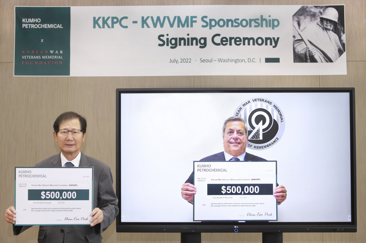 박찬구(왼쪽) 금호석유화학그룹 회장과 제임스 R. 피셔 한국전 참전용사 기념재단 사무총장이 화상으로 후원금 전달식을 진행하고 있다. [금호석유화학 제공]