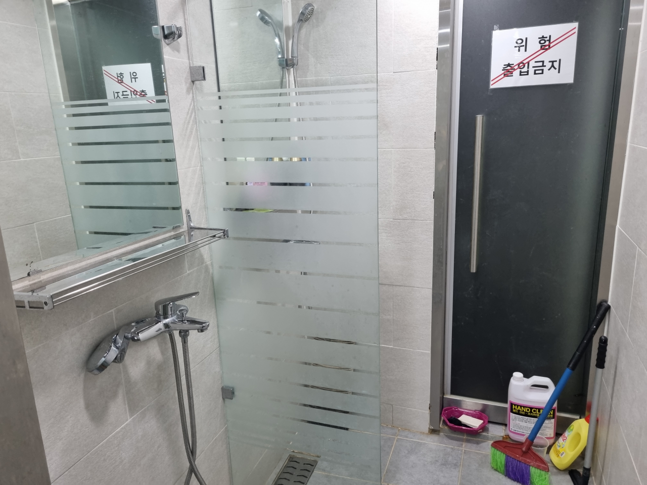지난 8일 서울 성북구 고려대 서울캠퍼스 법학관 신관 지하에 위치한 샤워실. 샤워 부스 바로 옆 ‘위험 출입 금지’ 안내문이 붙은 문 너머로 펌프장이 있다. 이 건물 청소 노동자들은 최근 이 펌프장에서 모기가 들끓어 해당 샤워실을 이용하지 않고 있다고 했다. 김영철 기자