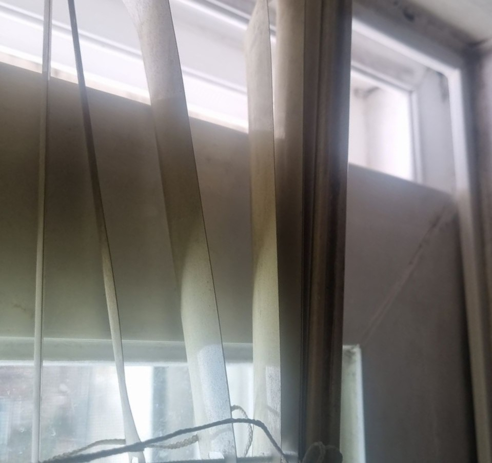 낙후된 기숙사 시설로 남녀 차별 논란을 빚고 있는 서울 서대문구 연세대 신촌캠퍼스 무악1학사에 블라인드가 고장 난 채로 방치돼 있다. [연세대 에브리타임 캡처]