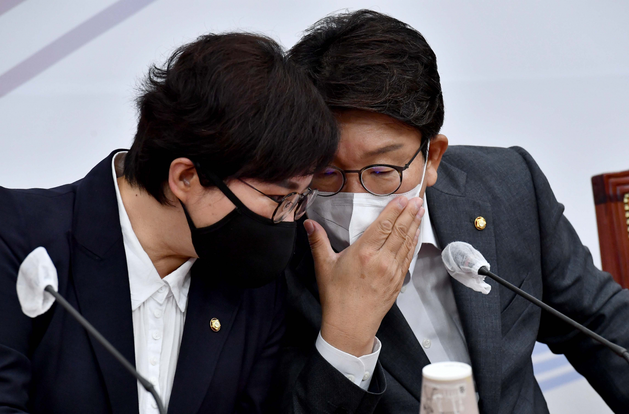 국민의힘 권성동 원내대표와 조수진 최고위원이 11일 오전 국회에서 열린 최고위원회의에서 대화하고 있다. 연합뉴스