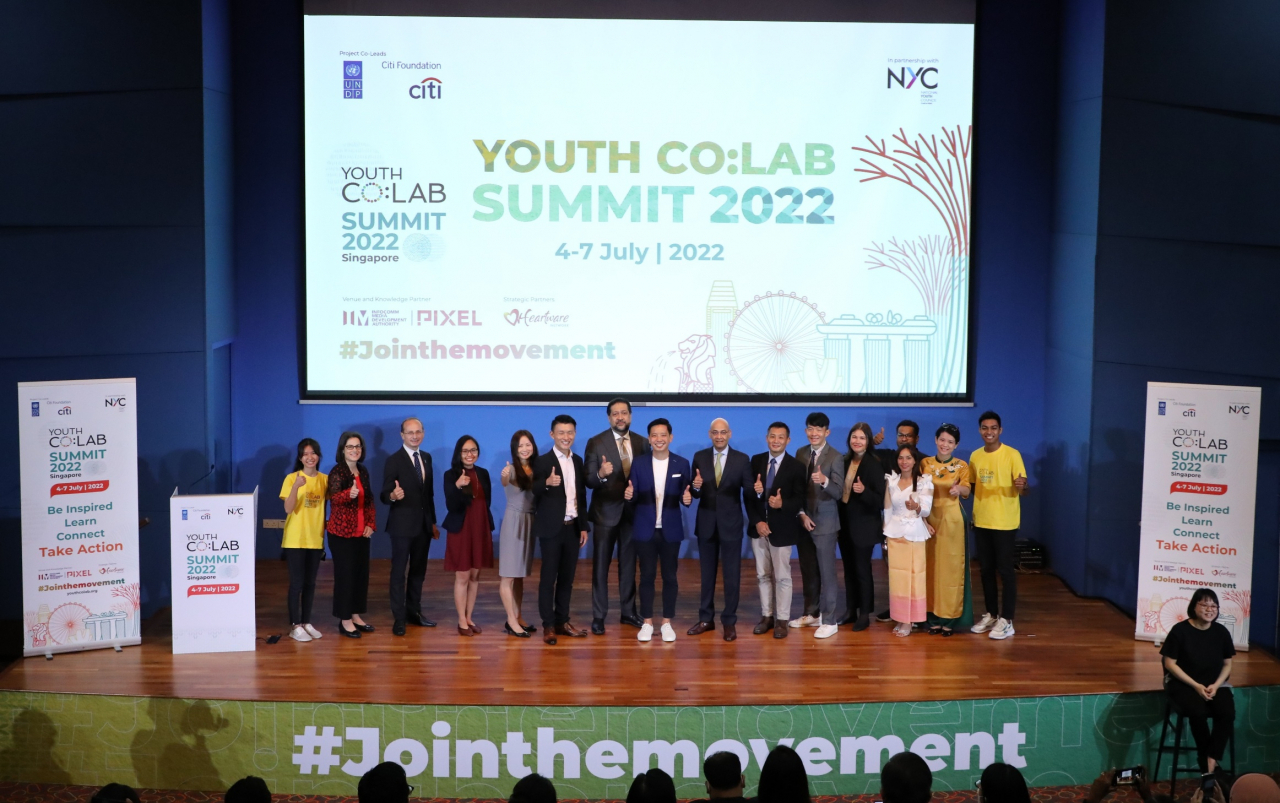 지난 4일부터 7일까지 싱가포르에서 개최된 2022 유스 코랩 서밋(Youth Co: Lab Summit) 행사에서 아몰 굽트(Amol Gupte, 오른쪽 여덟 번째) 씨티 아세안지역 및 씨티 싱가포르 대표, 크리스토프 바훼(Christophe Bahuet, 왼쪽 세 번째) UNDP 아태지역 부소장 및 방콕지역사무소 소장 등 관계자들이 참석한 가운데 기념촬영을 하고 있다.[한국씨티은행 제공]