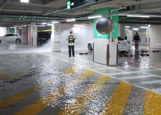 수도관이 파열돼 물이 쏟아지고 있는 지하주차장 [연합]
