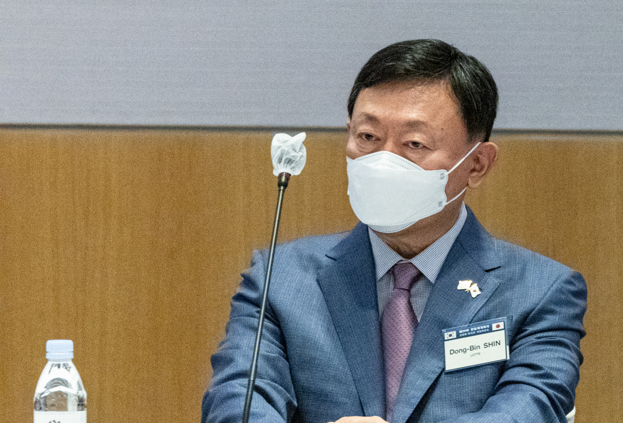신동빈 롯데그룹회장이 지난달 4일 오전 서울 여의도 전경련 회관에서 열린 제29회 한일재계회의에 참석해 양국 회장단의 인사말을 듣고 있다. [연합]