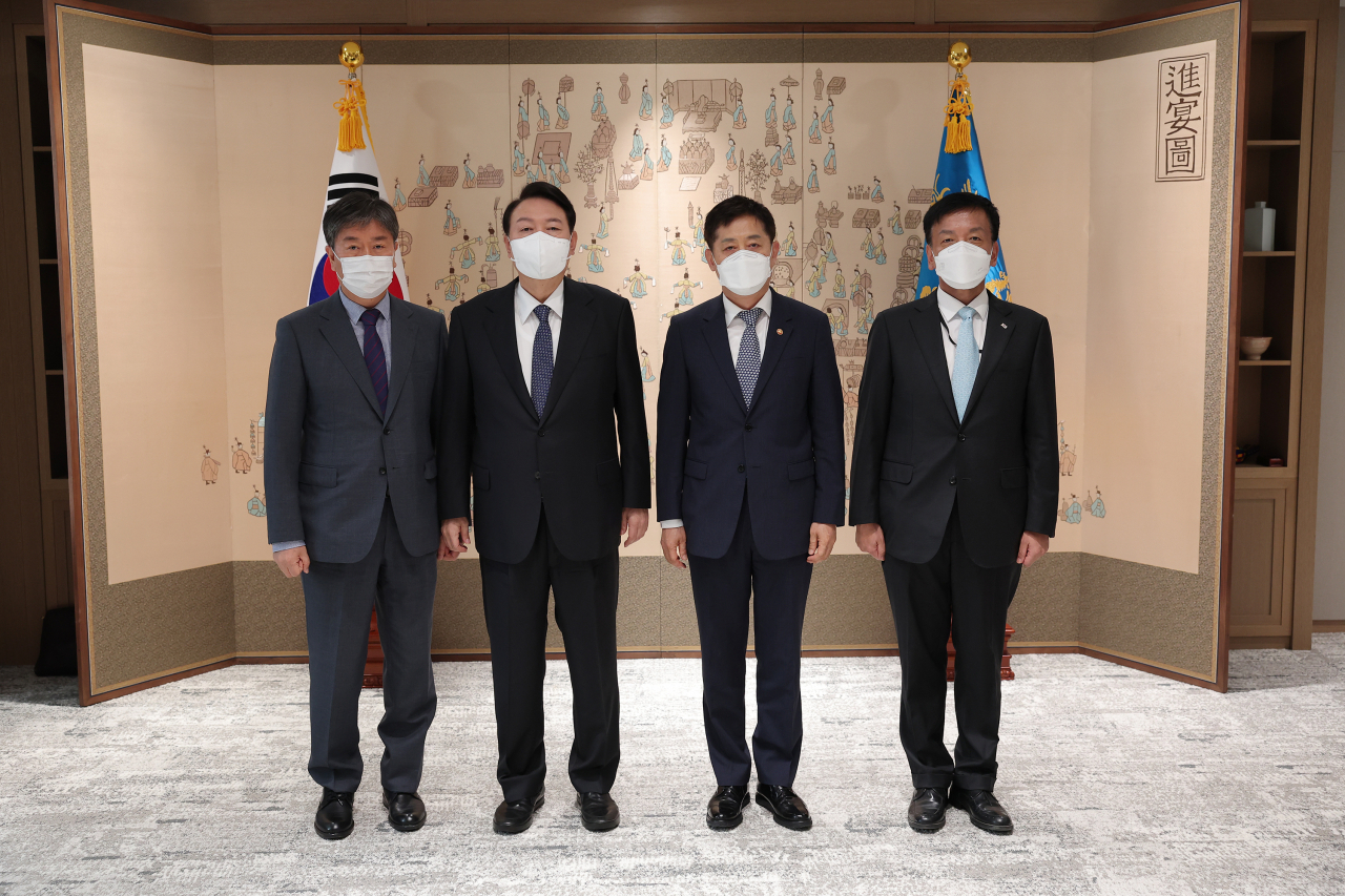윤석열 대통령이 11일 서울 용산 대통령실 청사에서 김주현 금융위원장에게 임명장을 수여한 뒤 기념촬영을 하고 있다. 왼쪽부터 김대기 비서실장, 윤 대통령, 김주현 금융위원장, 최상목 경제수석. [연합]