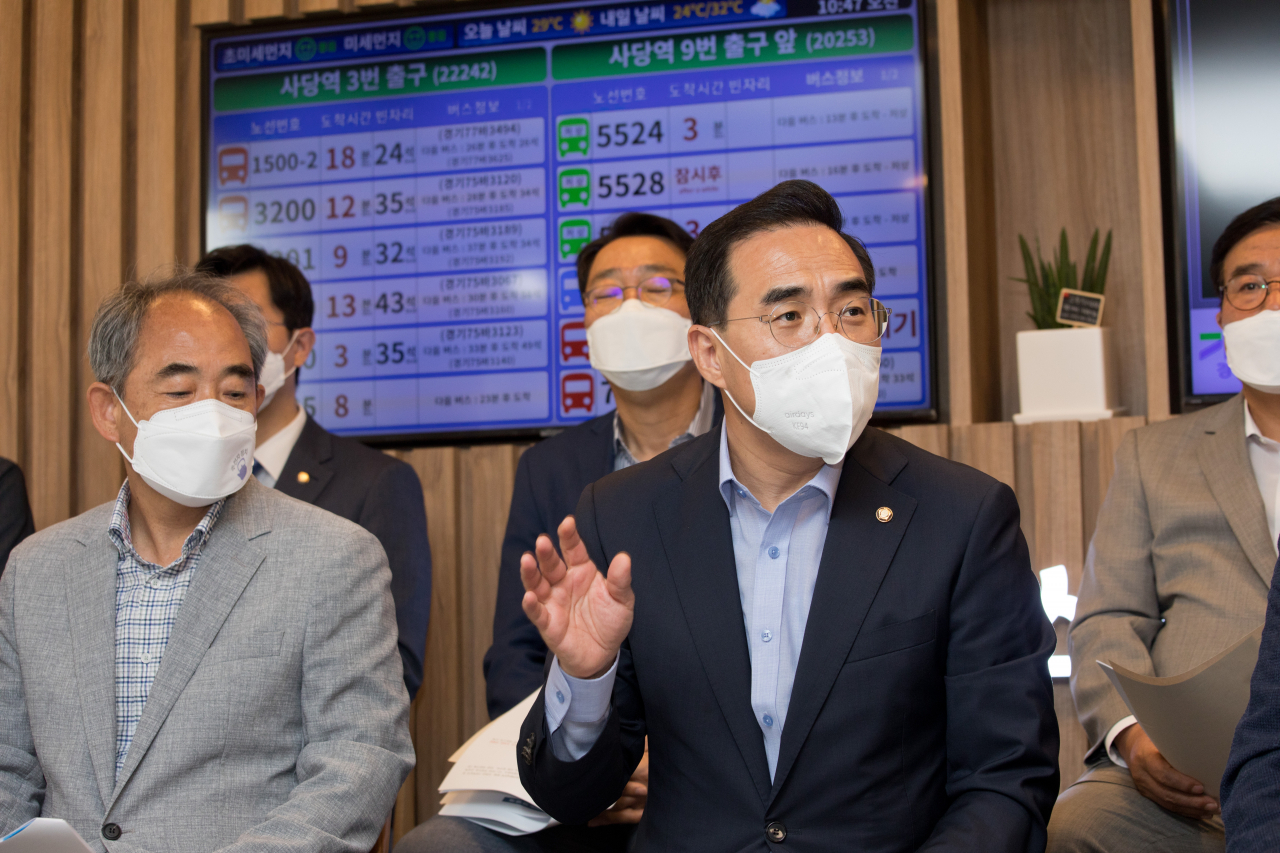더불어민주당 박홍근 원내대표가 11일 오전 서울시 관악구 사당역 경기버스라운지에서 열린 민주당 민생우선실천단 '고유가 대응 유류소비 절감을 위한 대중교통 활성화 현장 방문 간담회'에서 발언하고 있다. [연합]