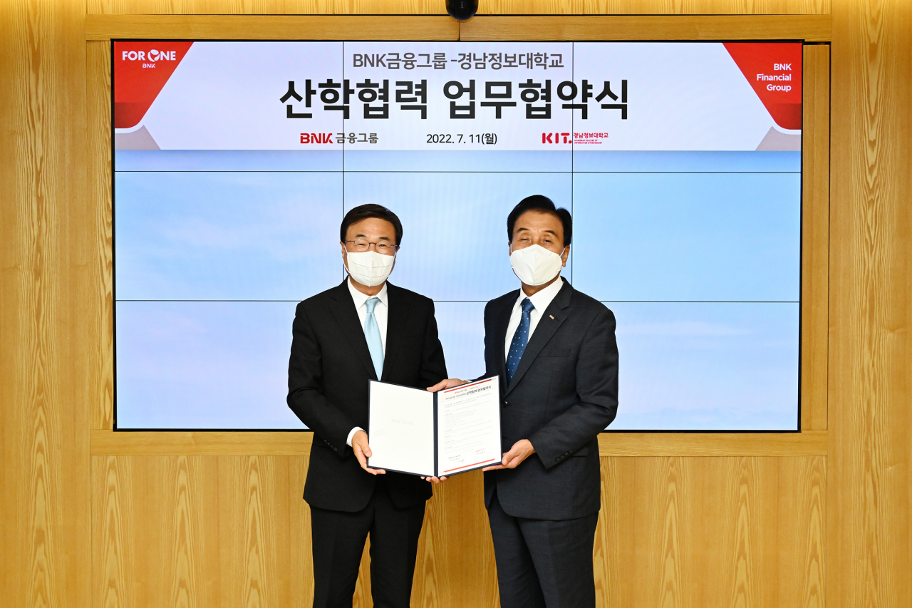 BNK금융그룹이 11일, BNK금융 본사에서 경남정보대학교와 인재 육성 및 지역산업 경쟁력 강화를 위한 ‘산학협력 업무협약’을 체결했다.(사진 오른쪽부터 BNK금융그룹 김지완 회장, 경남정보대학교 김대식 총장