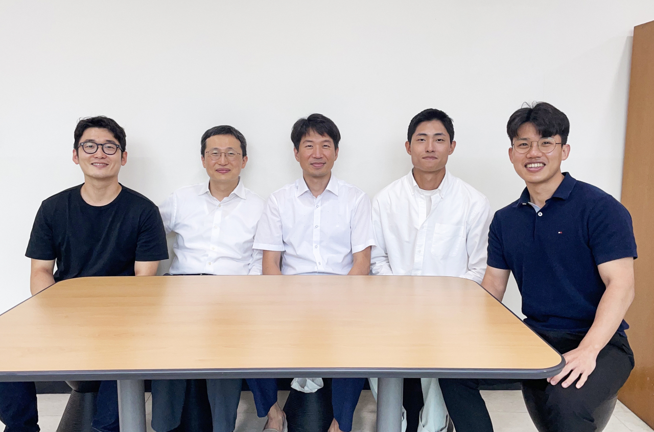 왼쪽부터 이민철 서울대 박사, 김대형 서울대 교수, 송영민 GIST 교수, 장혁재 GIST 연구원, 이길주 부산대 교수.[GIST 제공]