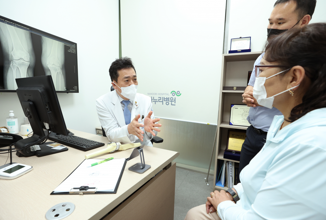 몽골에서 온 환자가 의사와 진료 상담을 하고 있다 [강남구 제공]