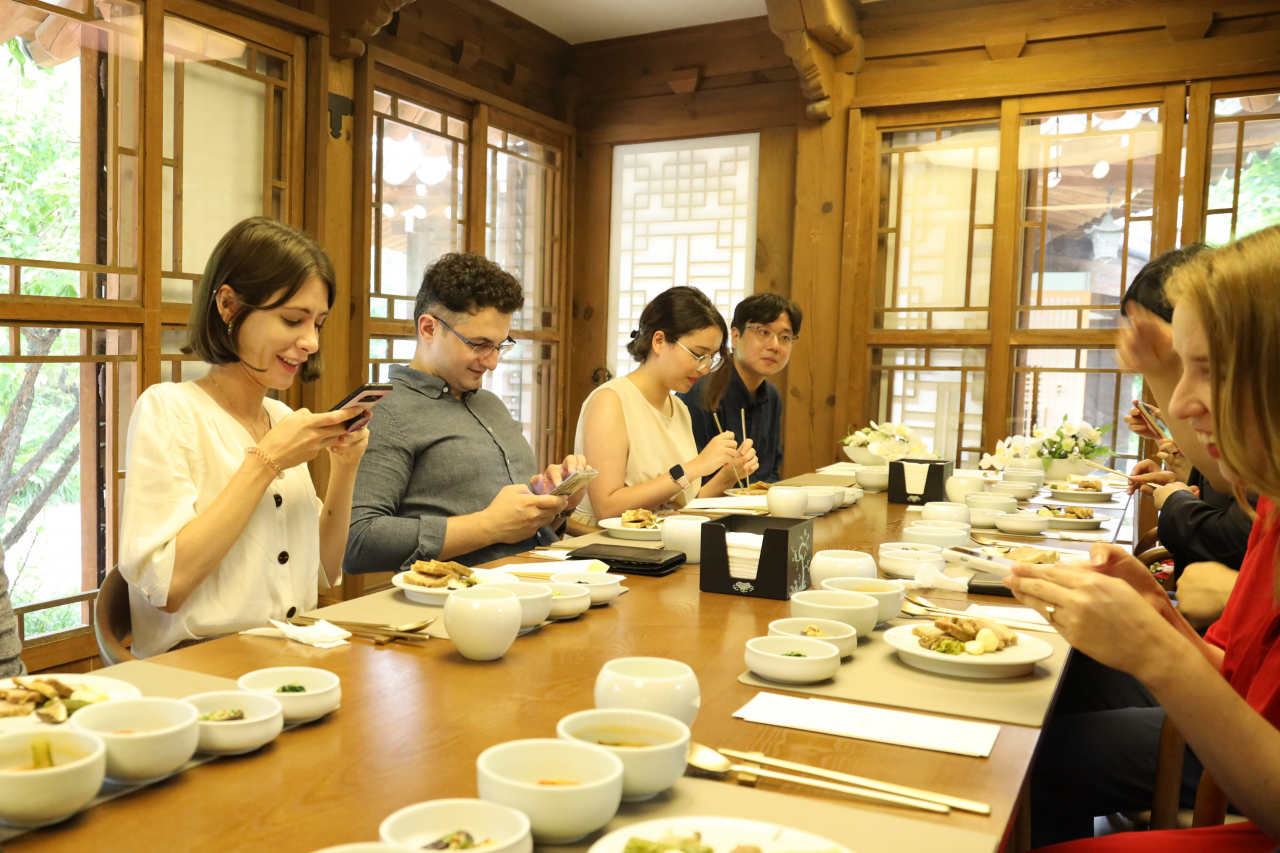 한국문화재재단의 문화유산 글로벌 홍보단원들의 한식 체험