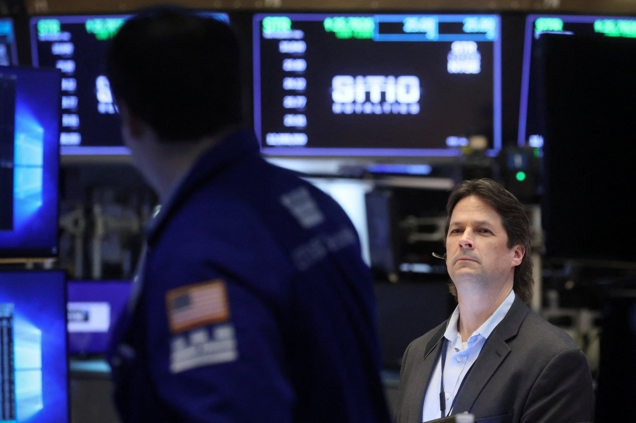 뉴욕증권거래소(NYSE)에서 트레이더들이 일을 하고 있다. [로이터]