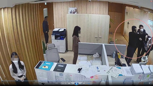 2012년 ‘저축은행 사태’의 핵심 인물로 지목돼 대대적인 수사를 받은 임석(60) 전 솔로몬저축은행 회장이 채무자에게 폭력을 행사한 일로 다시금 형사처벌을 받을 위기에 처했다. 임 전 회장은 지난해 12월 28일 지인 A씨가 운영하는 서울 강남구의 부동산개발시행사 사무실로 찾아가 A씨의 목과 배 등을 수차례 때려 상처를 입힌 혐의를 받는다. 임 전 회장이 A(맨 오른쪽)씨의 머리를 밀치는 모습이 담긴 CCTV 화면. [연합]