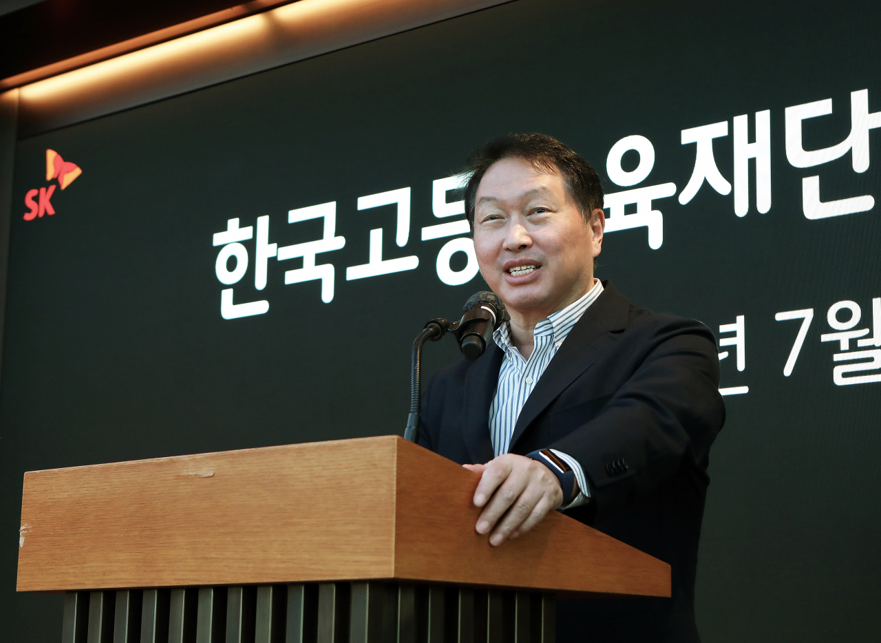 한국고등교육재단 이사장을 맡고 있는 최태원 SK그룹 회장이 지난 11일 서울 종로구 SK서린빌딩에서 열린 해외유학 장학증서 수여식에서 격려인사를 하고 있다. [SK 제공]