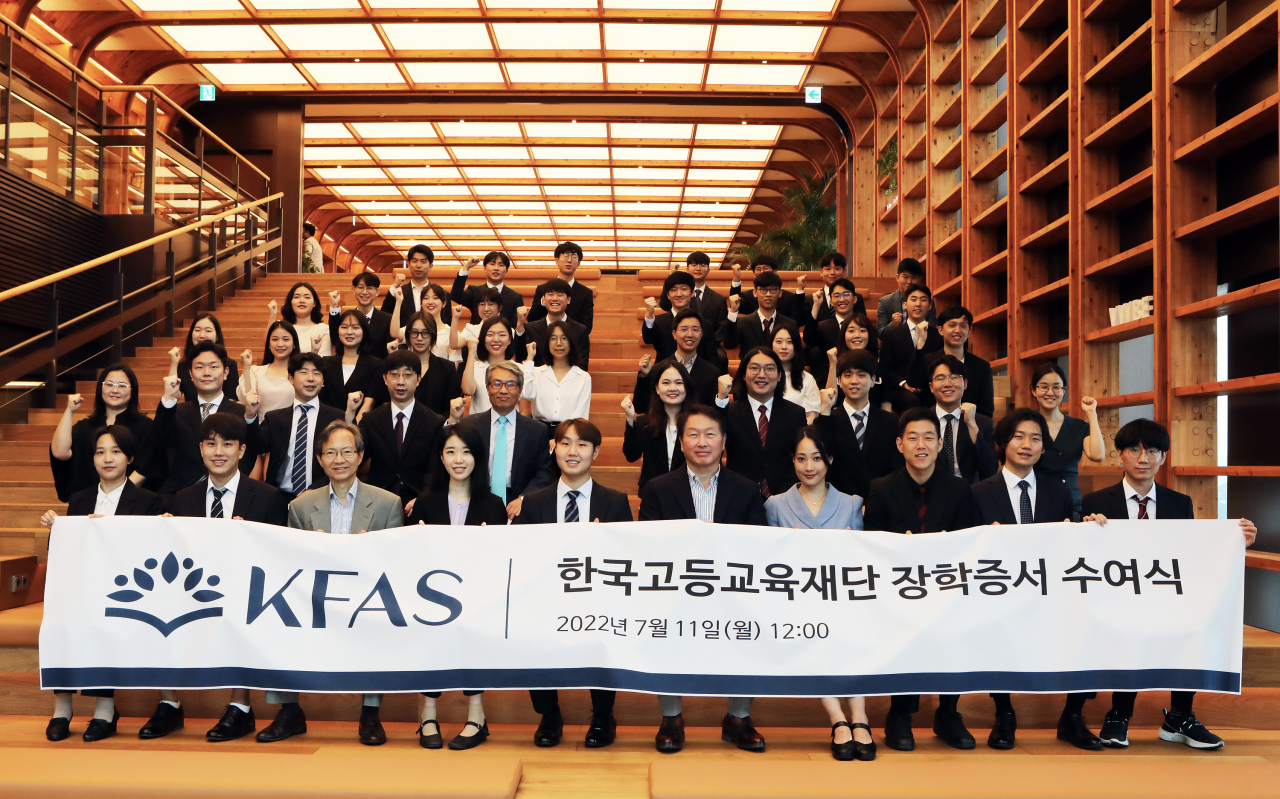 한국고등교육재단 이사장을 맡고 있는 최태원 SK그룹 회장이 지난 11일 서울 종로구 SK서린빌딩에서 열린 해외유학 장학증서 수여식에서 장학생들과 기념촬영을 하고 있다. [SK 제공]