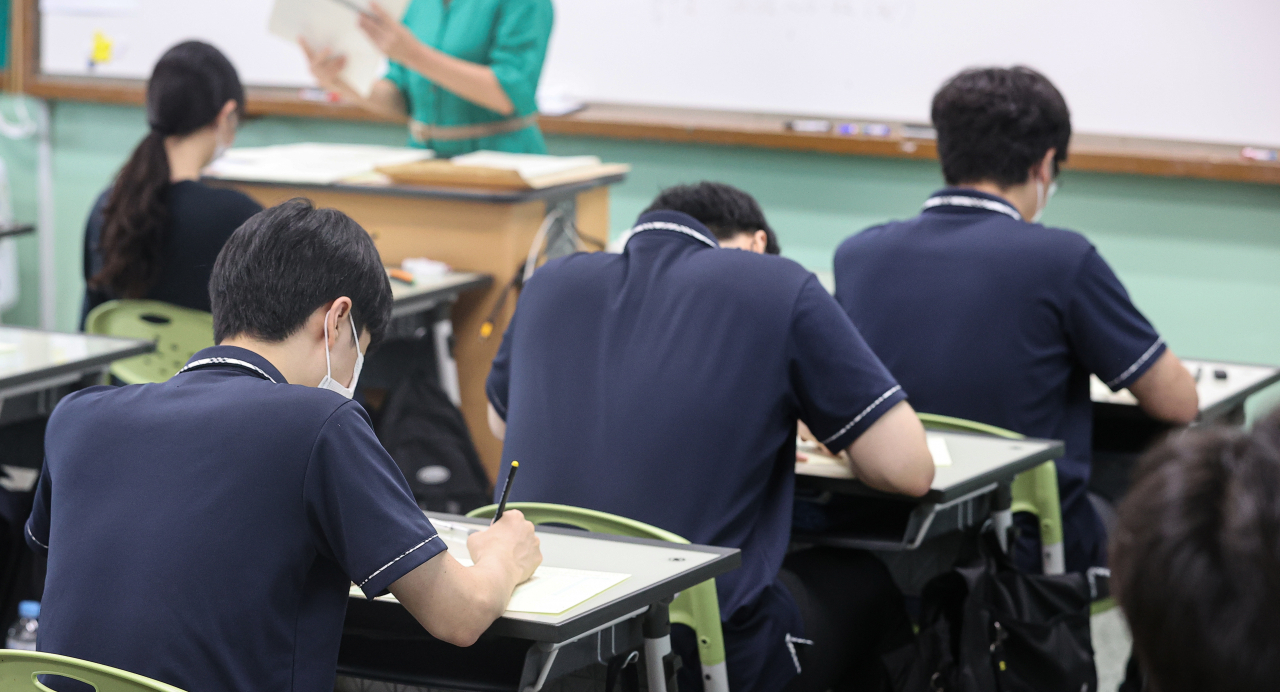 고등학교 3학년 학생들이 지난 6일 오전 서울 송파구 오금고등학교에서 7월 모의고사를 보고 있다. [연합]