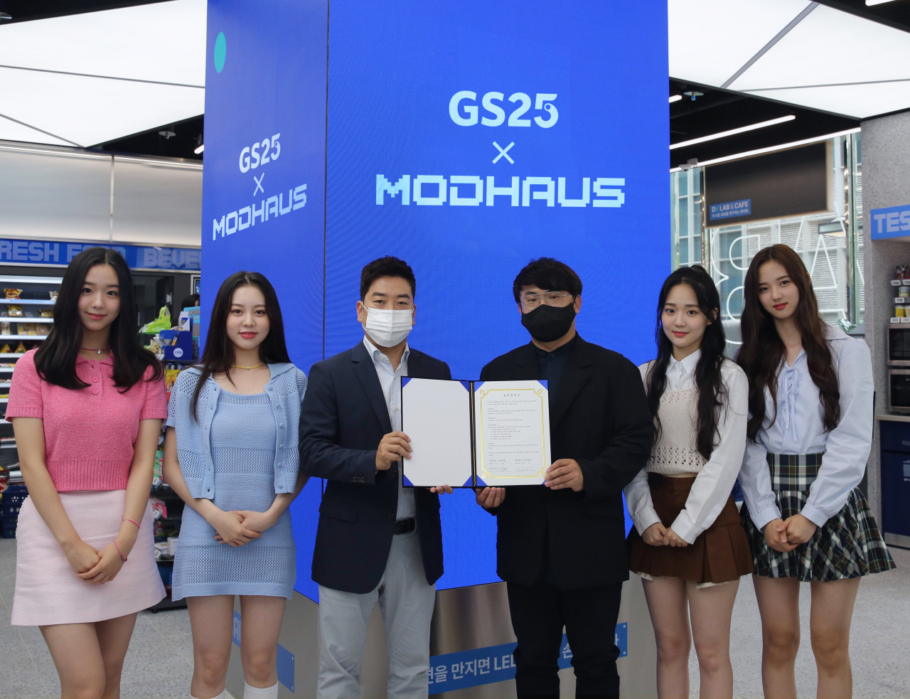 이정표 GS리테일 플랫폼B/U 마케팅실장(가운데 오른쪽)과 모드하우스 백광현 부대표(가운데 왼쪽), 걸그룹 tripleS 멤버들 [GS리테일 제공]