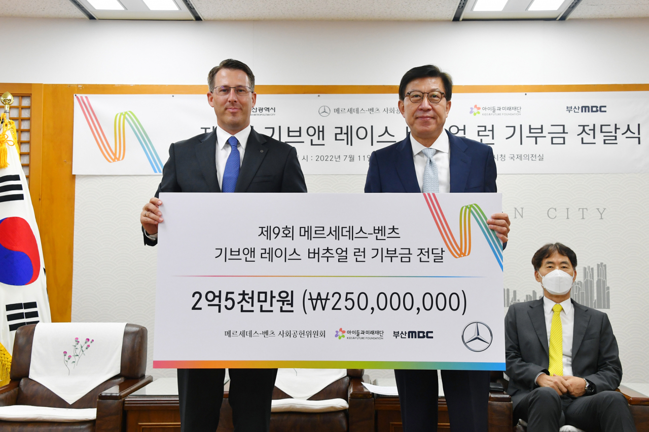 토마스 클라인(왼쪽) 메르세데스-벤츠 사회공헌위원회 의장과 박형준 부산시장이 기부금 전달식에서 기념사진을 촬영하고 있다. [메르세데스-벤츠 사회공헌위원회 제공]