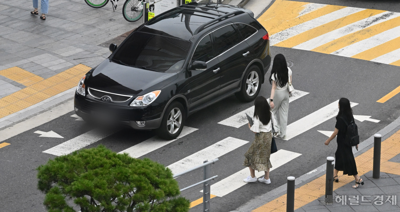 [영상]“우선멈춤 지켰더니…뒤차들 ‘빵빵’”…새 도로교통법 첫날