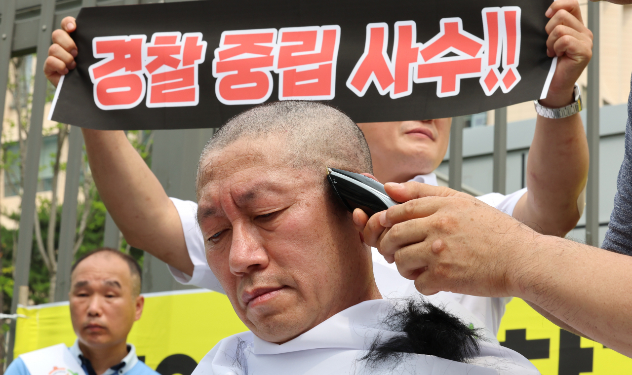 전국경찰직장협의회(직협) 관계자들이 지난 5일 정부세종청사 행정안전부 앞에서 경찰국 신설 정책 철회를 요구하는 호소문을 발표한 뒤 삭발하고 있다. [연합]