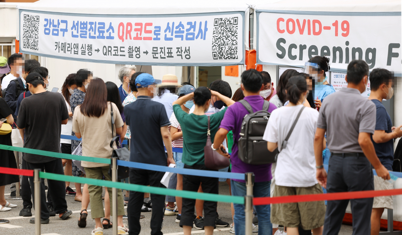 코로나19가 다시 확산하고 있는 12일 오전 서울 강남구보건소에 마련된 선별진료소를 찾은 시민들이 검사 순서를 기다리고 있다. 중앙방역대책본부에 따르면 이날 0시 기준 신규확진자 수는 3만7360명으로 지난 5월 11일 4만3000여명을 기록한 이후 62일 만에 최다치를 기록했다. [연합]