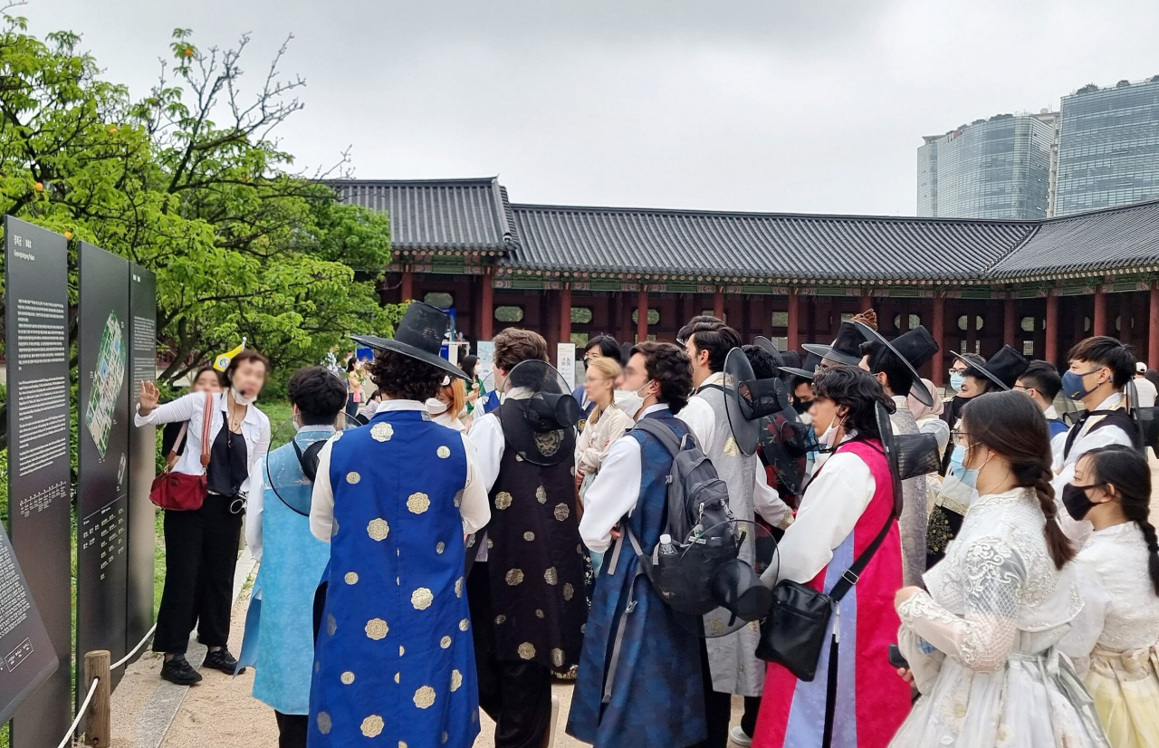 재한 유학생들이 한복입고 하나투어의 한국문화 테마여행에 참가하고 있다.