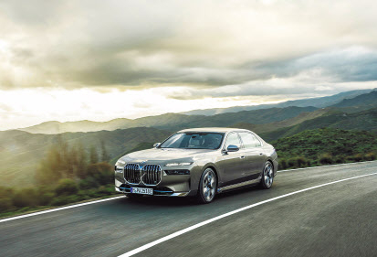 순수전기 플래그십 BMW i7